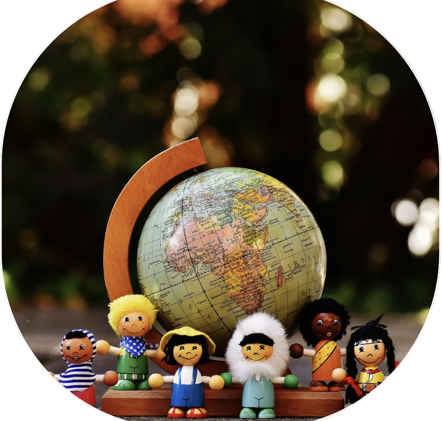 Globo terrestre com bonecos